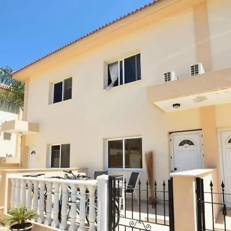 Ionian Breeze Family House Walk To And Dining Vakantiehuis Paralimni
